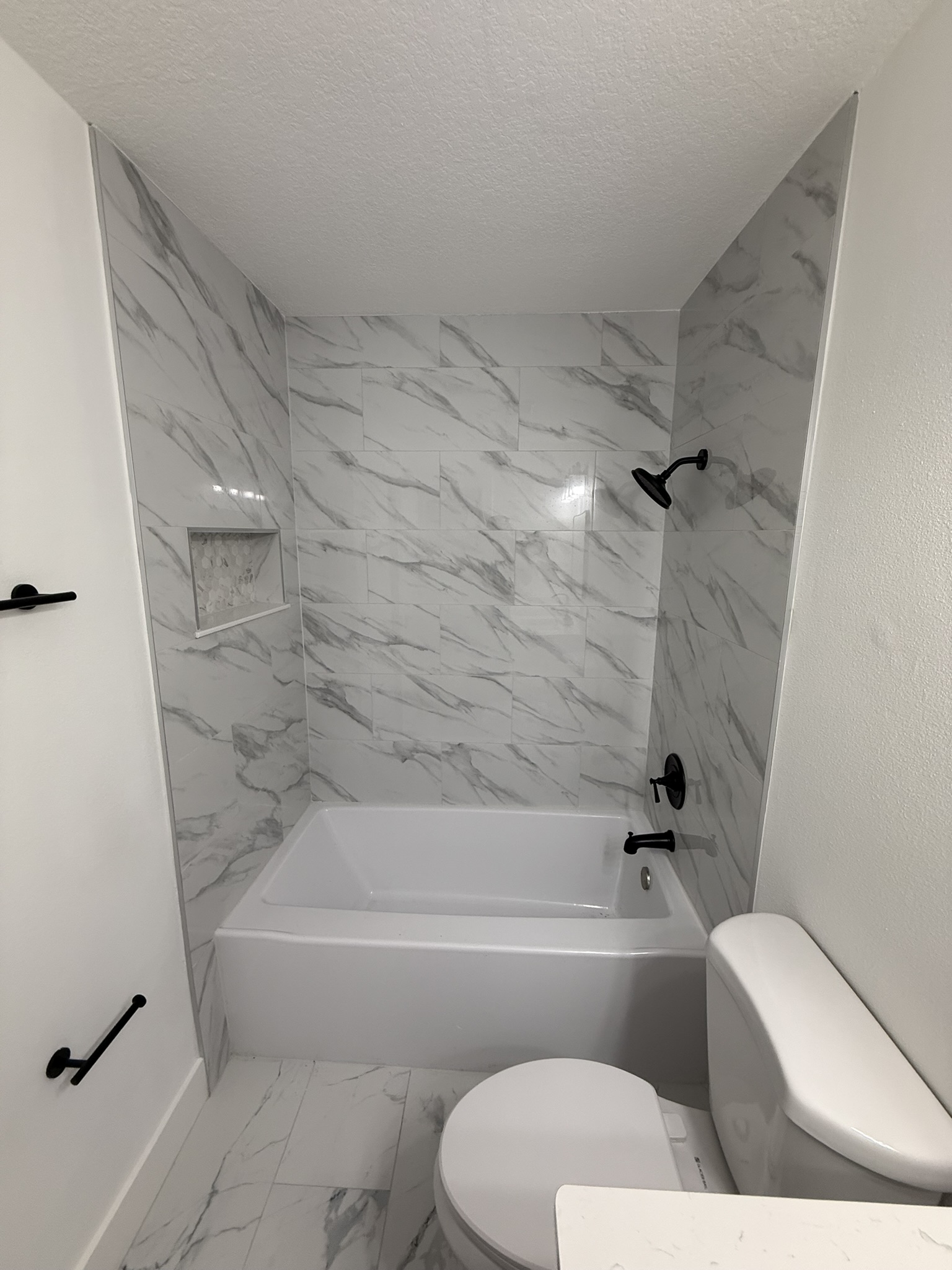 Tiled tub surround and niche